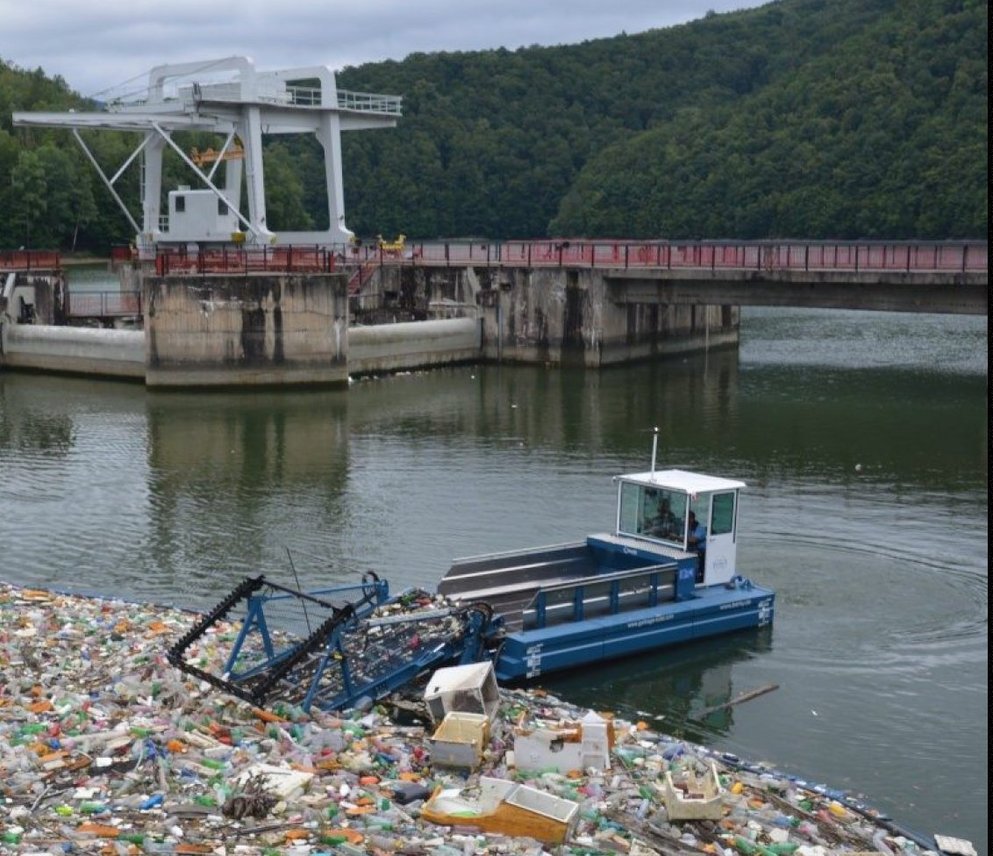 everwave Boot sammelt Plastik von einem Plastikteppich 