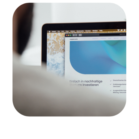 Eine Person browst über unsere Website