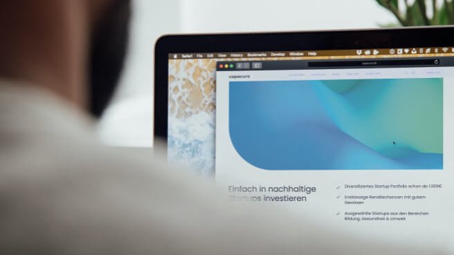 Person schaut auf einen Handy Bildschirm auf die Webseite Person schaut auf einen Handy Bildschirm auf die Webseite