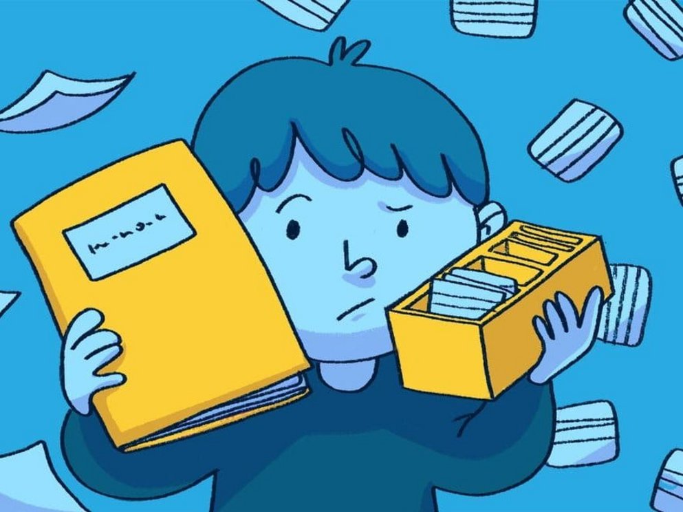 Unzufriedenes Kind welches verzweifelt Schulbuch und Karteikarten in der Hand hält im Cartoon Style