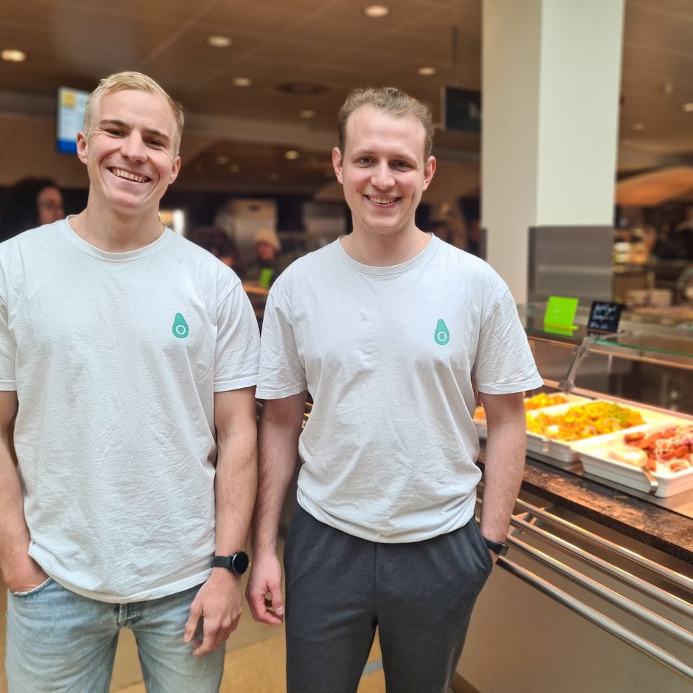 Die Gründer von odacova in einer Kantine