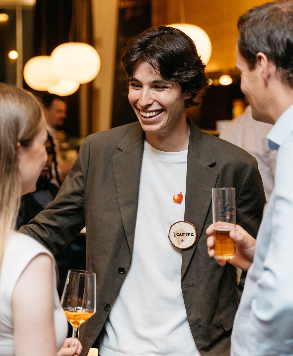 Laurenz Binz lacht mit einigen aus der Community