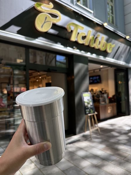 First ever in Austrian retail: ein Pfandsystem für Kaffeebohnen ☕ Gemeinsam Mit Tchibo Österreich erweitern wir unser Mehrwegangebot First ever in Austrian retail: ein Pfandsystem für Kaffeebohnen ☕ Gemeinsam Mit Tchibo Österreich erweitern wir unser Mehrwegangebot
