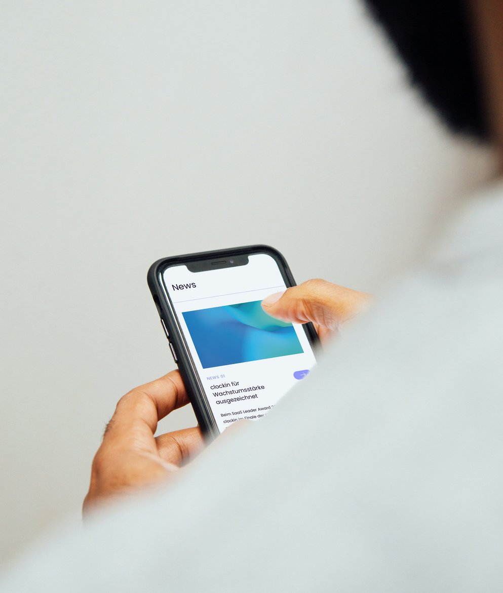 Eine Person schaut auf ihr Handy auf die capacura Webseite Eine Person schaut auf ihr Handy auf die capacura Webseite