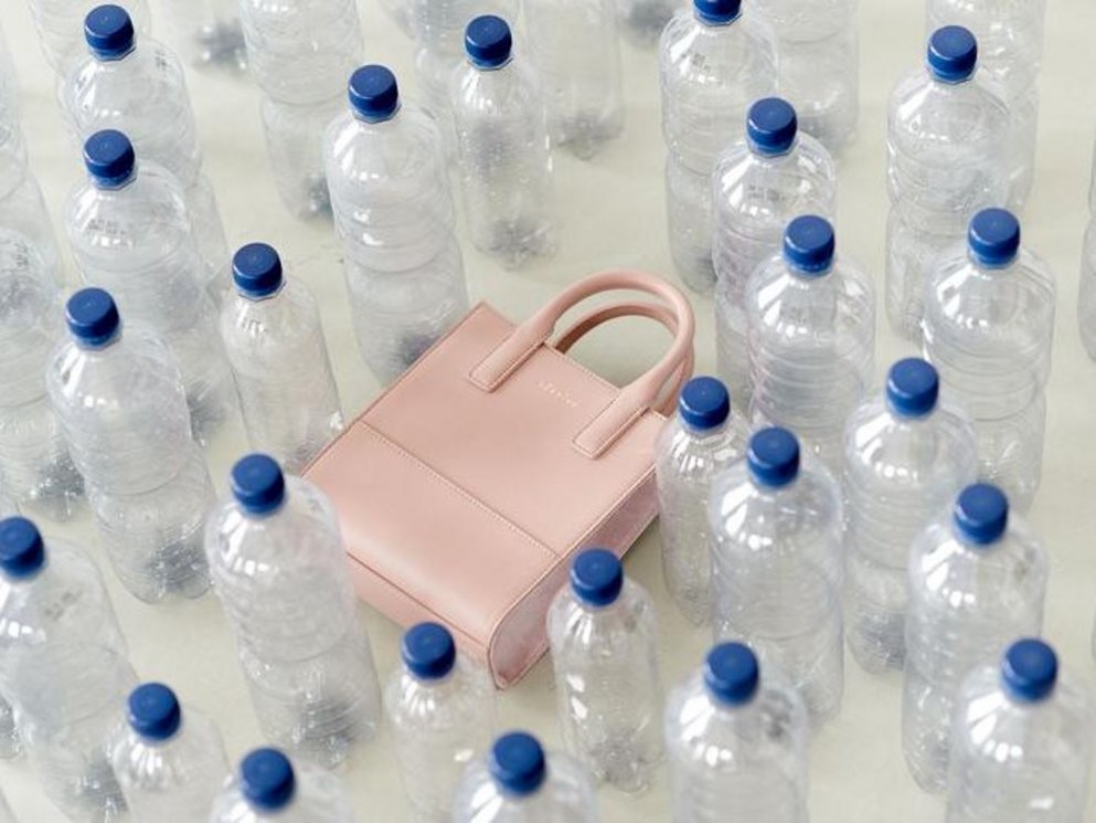 Ein Lederprodukt umzingelt von Plastikflaschen