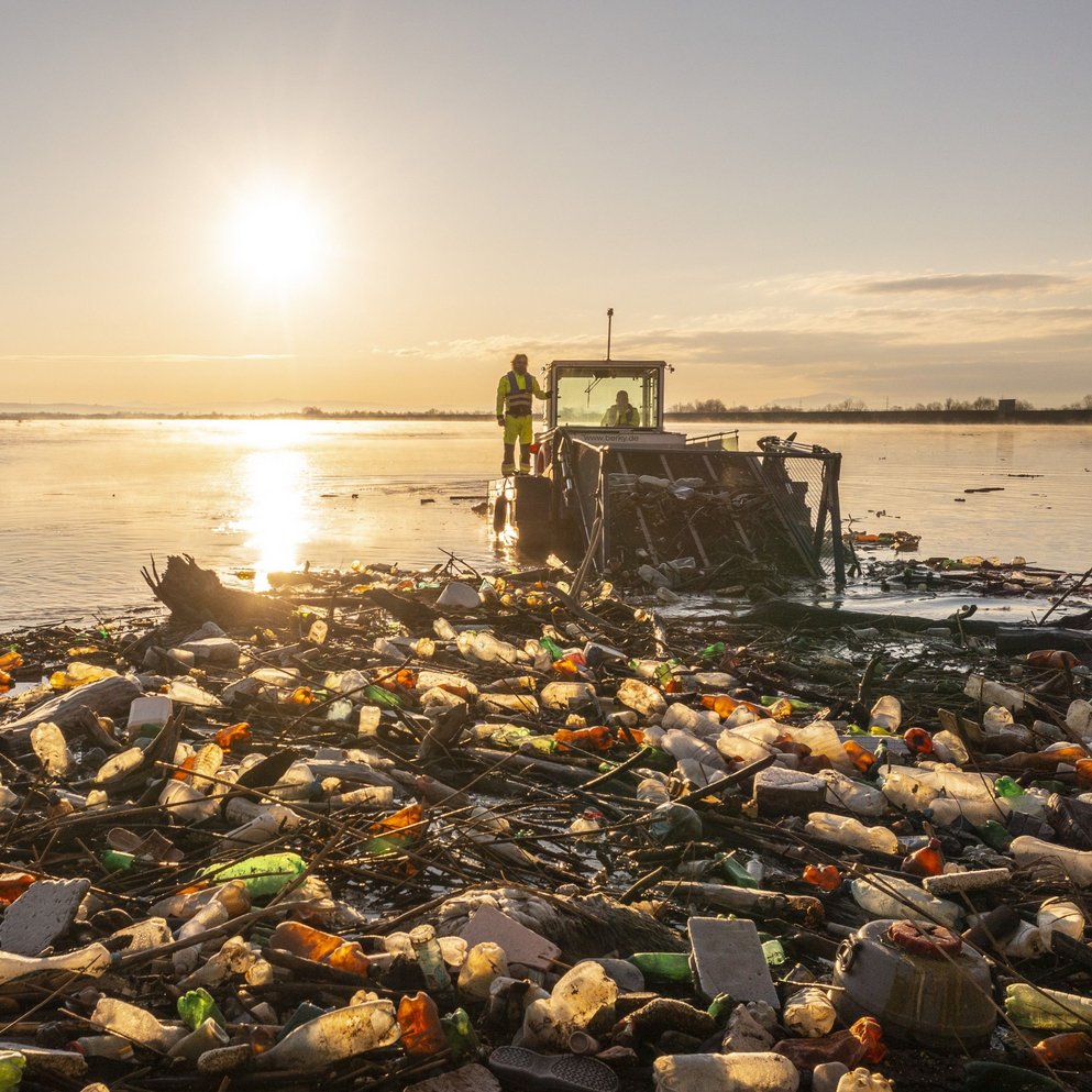 Ein everwave Boot welches Müll sammelt bei Sonnenuntergang Ein everwave Boot welches Müll sammelt bei Sonnenuntergang
