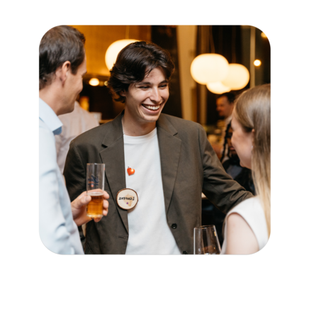 Mitarbeiter Laurenz im Gespräch auf dem Sommerfest