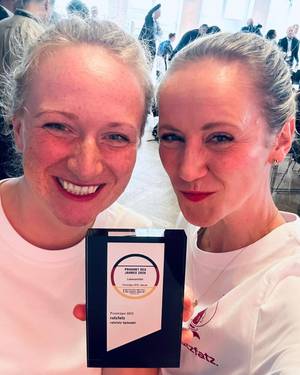 Das ratzfatz Team mit ihrem Award